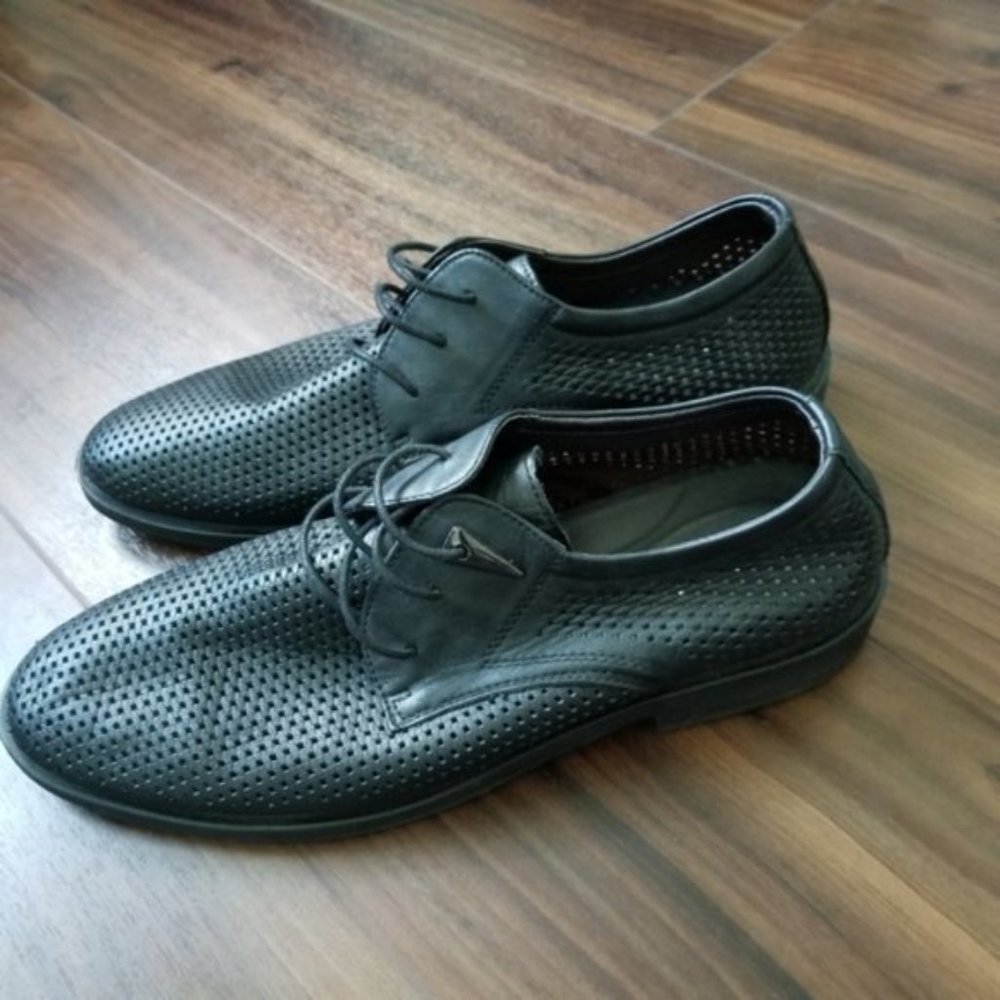 Shoes - Picture 1 of 7